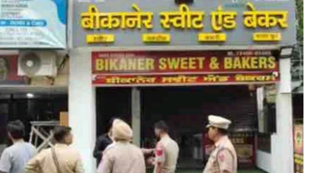 बीकानेर स्वीट्स एंड बेकर मैं शटर उखाड़ कर चोरी, सीसीटीवी का डीवीआर भी ले गए चोर बीकानेर स्वीट्स एंड बेकर मैं शटर उखाड़ कर चोरी, सीसीटीवी का डीवीआर भी ले गए चोर