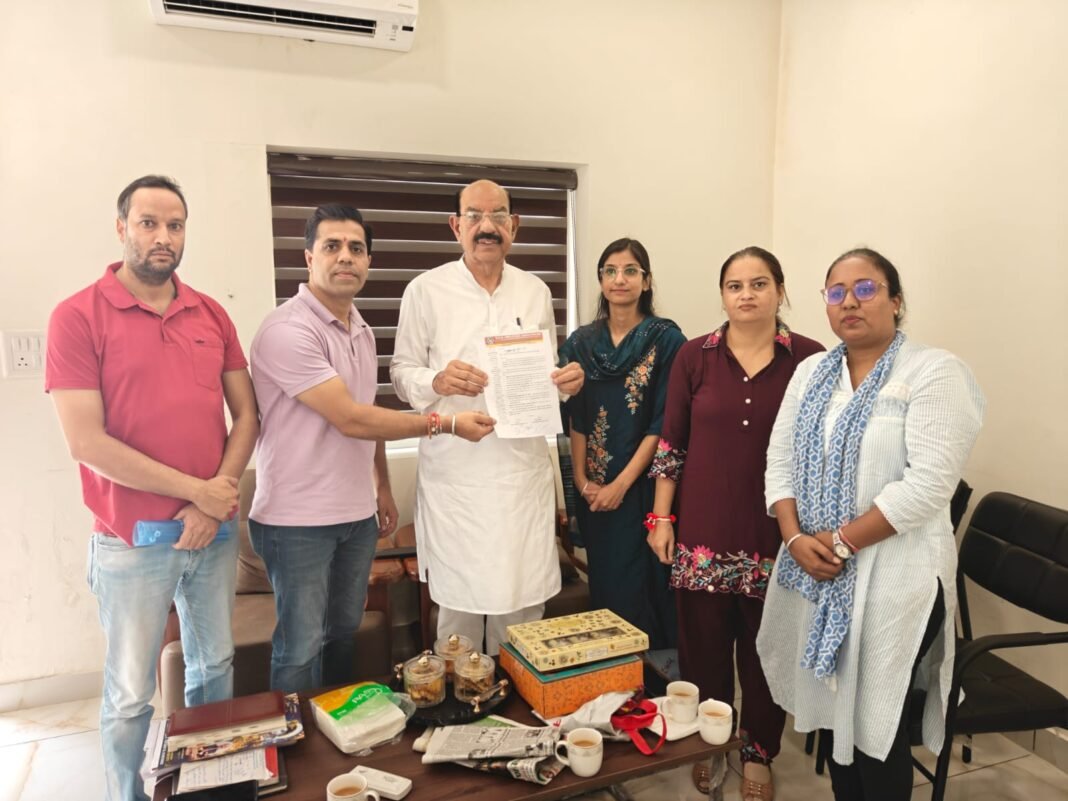 बराबर काम-बराबर वेतन, ग्रेच्युटी और उम्र सीमा बढ़ाने की मांग पर अड़े एनएचएम कर्मचारी बराबर काम-बराबर वेतन, ग्रेच्युटी और उम्र सीमा बढ़ाने की मांग पर अड़े एनएचएम कर्मचारी