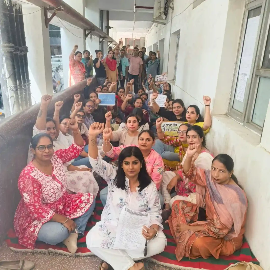 एनएचएम कर्मचारियों का धरना जारी, अब 2 सितंबर के फैसले का इंतजार एनएचएम कर्मचारियों का धरना जारी, अब 2 सितंबर के फैसले का इंतजार