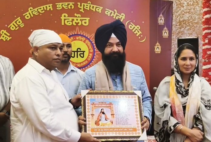 श्री गुरु रविदास मंदिर में नतमस्तक हुए पंजाब राज्य अनुसूचित जाति आयोग के चेयरमैन जसवीर सिंह गढ़ी श्री गुरु रविदास मंदिर में नतमस्तक हुए पंजाब राज्य अनुसूचित जाति आयोग के चेयरमैन जसवीर सिंह गढ़ी