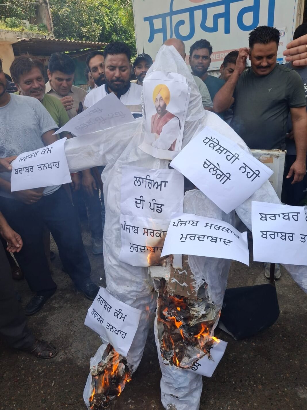 एनएचएम कर्मचारियों ने फूंका मुख्यमंत्री का पुतला, कहा- सरकार दोगली, तनख्वाह नहीं बढ़ा रही एनएचएम कर्मचारियों ने फूंका मुख्यमंत्री का पुतला, कहा- सरकार दोगली, तनख्वाह नहीं बढ़ा रही
