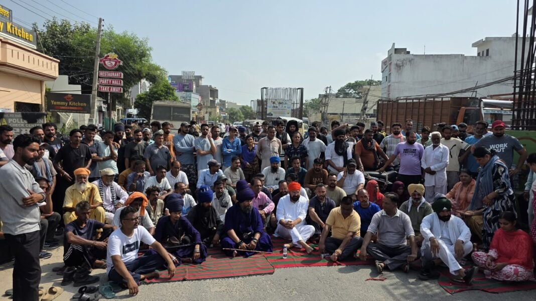 बहन को स्कूल छोड़कर लौट रहे 17 वर्षीय इकलौते भाई को पंजाब रोडवेज की बस ने कुचला, मौके पर ही मौत बहन को स्कूल छोड़कर लौट रहे 17 वर्षीय इकलौते भाई को पंजाब रोडवेज की बस ने कुचला, मौके पर ही मौत