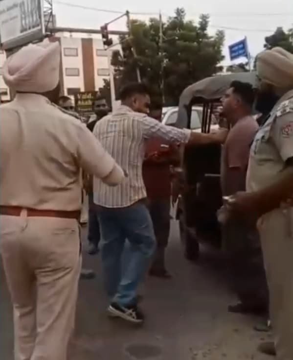 सड़क पर कार-ऑटो चालक में हाथापाई, लगातार गालियां; लोग बोले- किसे दा मुंडा मार देणा सी ते पुलिस खलौती वेखदी रही सड़क पर कार-ऑटो चालक में हाथापाई, लगातार गालियां; लोग बोले- किसे दा मुंडा मार देणा सी ते पुलिस खलौती वेखदी रही