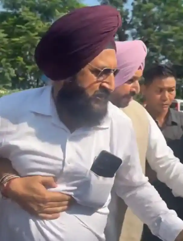 See 2 Video… भगवंत मान तेरी शराब मैं बंद कराऊं तेरे घर आ के… जेहड़ी तूं टल्ली वाली पीनैं : सांसद बिट्टू See 2 Video… भगवंत मान तेरी शराब मैं बंद कराऊं तेरे घर आ के… जेहड़ी तूं टल्ली वाली पीनैं : सांसद बिट्टू