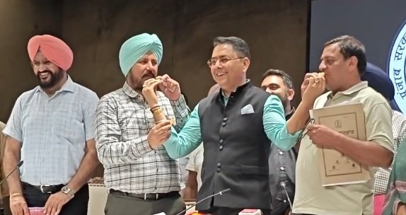 पंजाब के कर्मचारियों को सरकार का तोहफा- डीए में 8 फीसदी बढ़ोतरी, अब 50 फीसदी हुआ महंगाई भत्ता पंजाब के कर्मचारियों को सरकार का तोहफा- डीए में 8 फीसदी बढ़ोतरी, अब 50 फीसदी हुआ महंगाई भत्ता