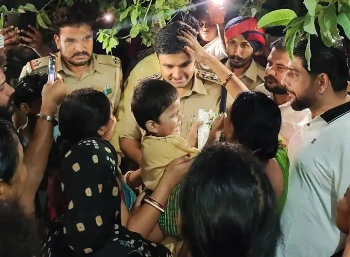 दिनदहाड़े 4 साल के बच्चे को एक्टिवा पर ले गए दो युवक, पुलिस ने कुछ ही घंटों में सुरक्षित ढूंढ निकाला, वीडियो देखें दिनदहाड़े 4 साल के बच्चे को एक्टिवा पर ले गए दो युवक, पुलिस ने कुछ ही घंटों में सुरक्षित ढूंढ निकाला, वीडियो देखें
