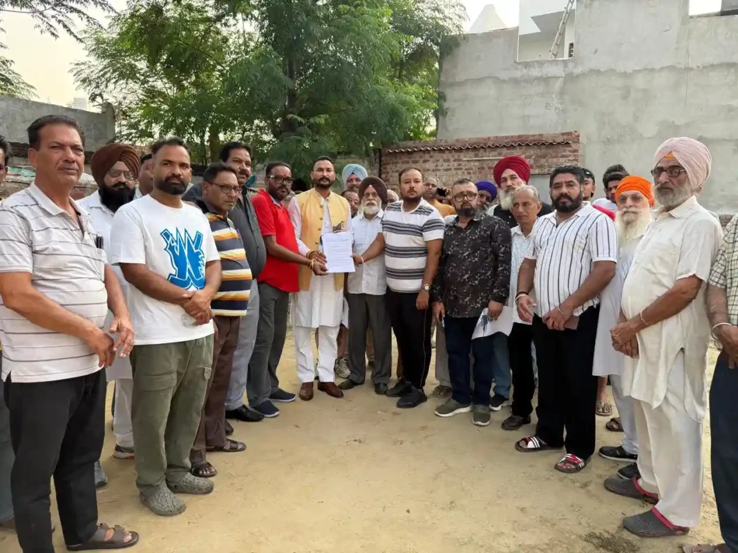 मिट्ठापुर चौक में दुकानदारों के बीच पहुंचे डिप्टी मेयर, समस्याएं सुनीं मिट्ठापुर चौक में दुकानदारों के बीच पहुंचे डिप्टी मेयर, समस्याएं सुनीं