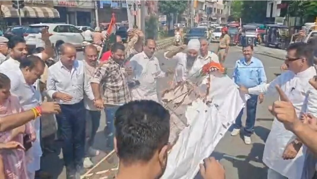 UPI शुल्क के विरोध… जालंधर में कांग्रेस प्रदर्शन के दौरान PM का पुतला फूंकते समय पार्टी का झंडा भी जला UPI शुल्क के विरोध… जालंधर में कांग्रेस प्रदर्शन के दौरान PM का पुतला फूंकते समय पार्टी का झंडा भी जला