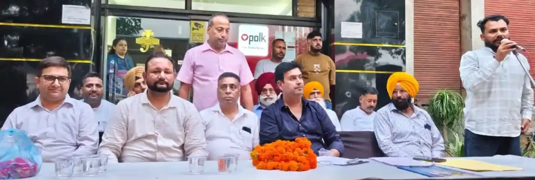 Video देखें… नॉर्थ हलके में पहुंचे मेयर वनीत धीर, बोले- सीवरेज, गंदे पानी, सड़कों और बंद स्ट्रीट लाइटें करवाएंगे ठीक Video देखें… नॉर्थ हलके में पहुंचे मेयर वनीत धीर, बोले- सीवरेज, गंदे पानी, सड़कों और बंद स्ट्रीट लाइटें करवाएंगे ठीक