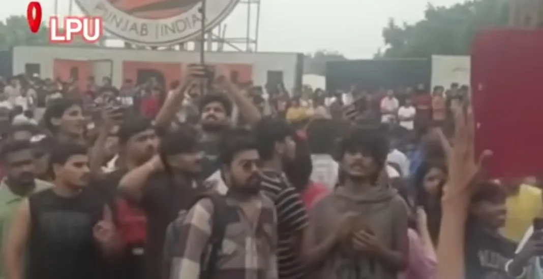 see VIDEO… एलपीयू में बवाल: छात्रा से दुष्कर्म की खबर के बाद छात्रों का उग्र प्रदर्शन, हाईवे जाम और आगजनी, अब अज्ञात पर पर्चा दर्ज करने की तैयारी see VIDEO… एलपीयू में बवाल: छात्रा से दुष्कर्म की खबर के बाद छात्रों का उग्र प्रदर्शन, हाईवे जाम और आगजनी, अब अज्ञात पर पर्चा दर्ज करने की तैयारी