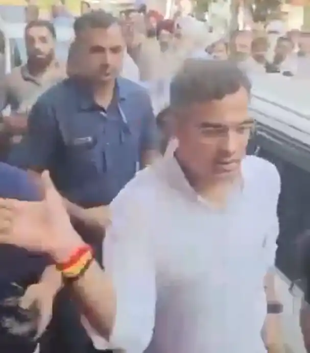 Video देखें… आप एमएलए ने कहा सड़क निर्माण में करप्शन, भाजपा के मंत्री ने मारा युवक को थप्पड़ Video देखें… आप एमएलए ने कहा सड़क निर्माण में करप्शन, भाजपा के मंत्री ने मारा युवक को थप्पड़