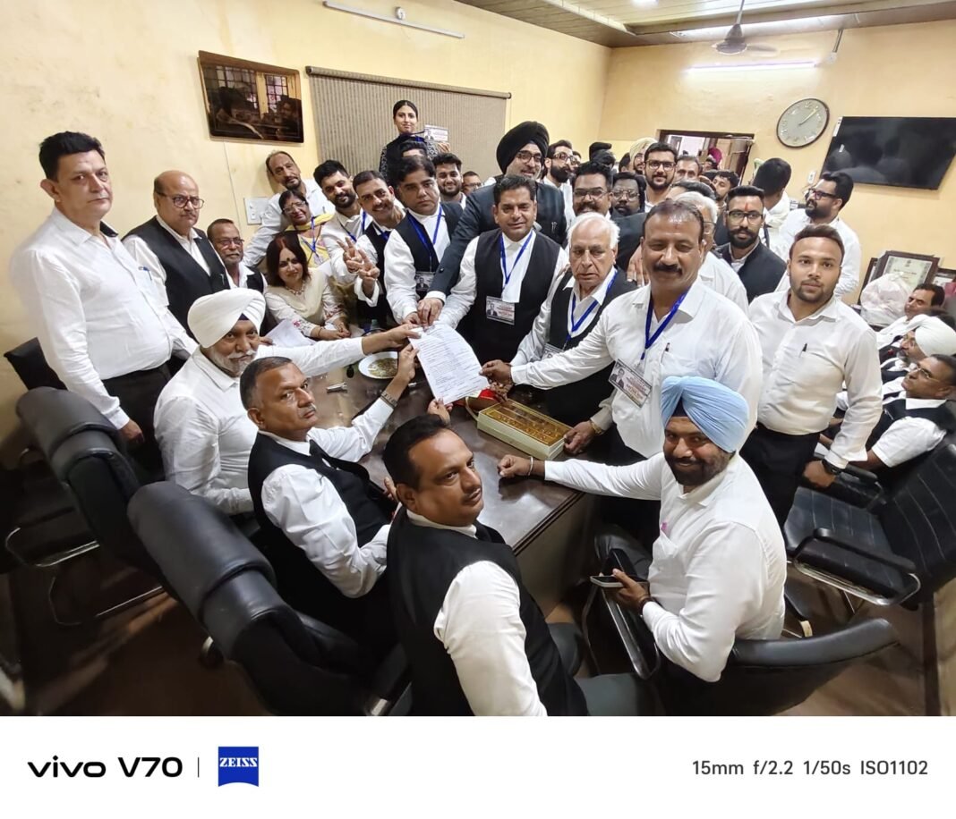 बार एसोसिएशन के चुनाव में रतन दुआ ने अपने समर्थकों के साथ पहुंचकर प्रधान पद के लिए नामांकन भरा। जिला बार एसोसिएशन के दफ्तर में लगी रौनक। बार एसोसिएशन के चुनाव में रतन दुआ ने अपने समर्थकों के साथ पहुंचकर प्रधान पद के लिए नामांकन भरा। जिला बार एसोसिएशन के दफ्तर में लगी रौनक।