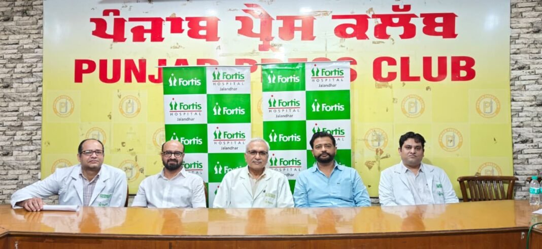 सावधान! 40 पार करते ही बढ़ता है गंभीर हार्ट अटैक का जोखिम; जानें कैसे फोर्टिस अस्पताल जालंधर बना संजीवनी सावधान! 40 पार करते ही बढ़ता है गंभीर हार्ट अटैक का जोखिम; जानें कैसे फोर्टिस अस्पताल जालंधर बना संजीवनी