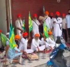 जालंधर में किंगडम कंसल्टेंट’ इमिग्रेशन वीजा दफ्तर के बाहर किसानों का धरना, लाखों की ठगी का आरोप जालंधर में किंगडम कंसल्टेंट’ इमिग्रेशन वीजा दफ्तर के बाहर किसानों का धरना, लाखों की ठगी का आरोप
