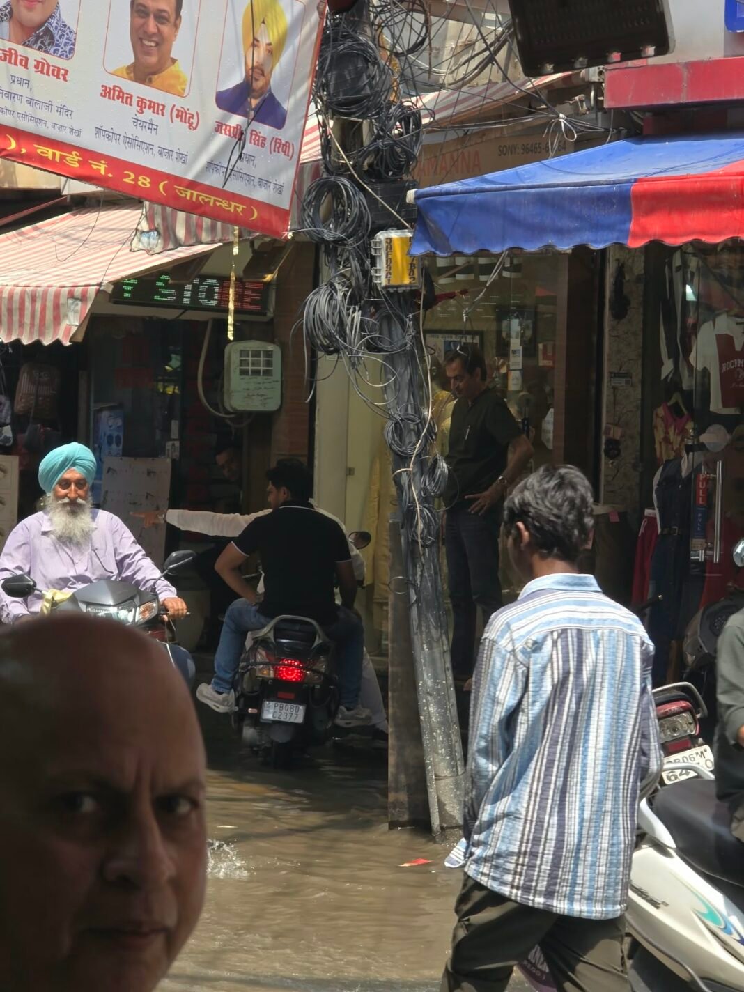 हल्की बारिश में ही रैनक बाजार की नई सड़क बनी मुसीबत, दुकानों के आगे जमा पानी; दुकानदार बोले- ‘मछियां पाल लईये’ हल्की बारिश में ही रैनक बाजार की नई सड़क बनी मुसीबत, दुकानों के आगे जमा पानी; दुकानदार बोले- ‘मछियां पाल लईये’