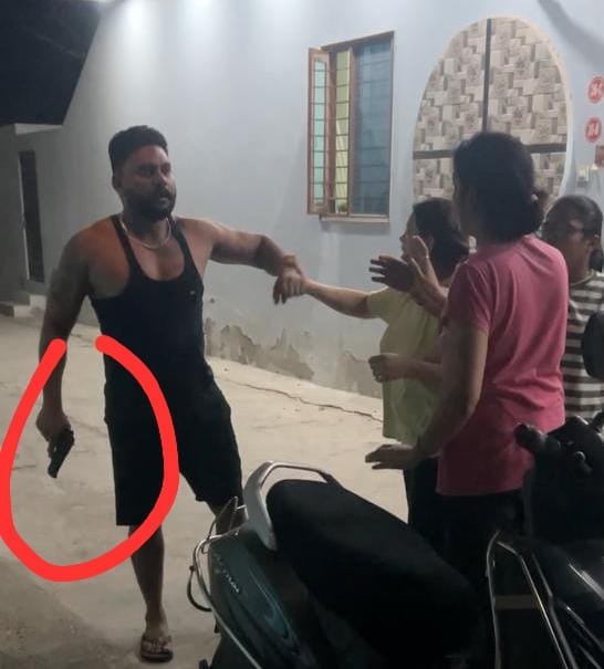 एक्टिवा धीमी चलाने के विवाद में पुलिस मुलाज़िम के बेटे ने बच्चे पर तानी बंदूक, इलाके में हड़कंप एक्टिवा धीमी चलाने के विवाद में पुलिस मुलाज़िम के बेटे ने बच्चे पर तानी बंदूक, इलाके में हड़कंप