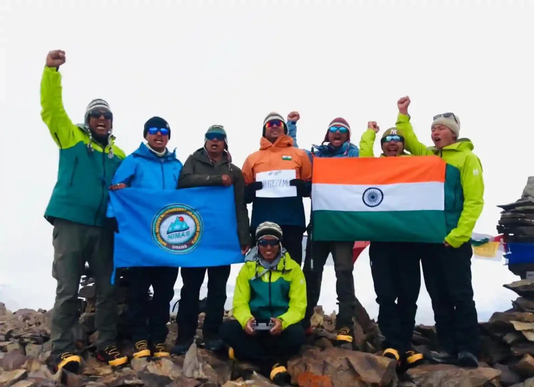 भारतीय सेना और पर्वतारोहियों ने लद्दाख की 20 अनजान चोटियों पर पहली बार फहराया तिरंगा, बनाया नया रिकॉर्ड भारतीय सेना और पर्वतारोहियों ने लद्दाख की 20 अनजान चोटियों पर पहली बार फहराया तिरंगा, बनाया नया रिकॉर्ड