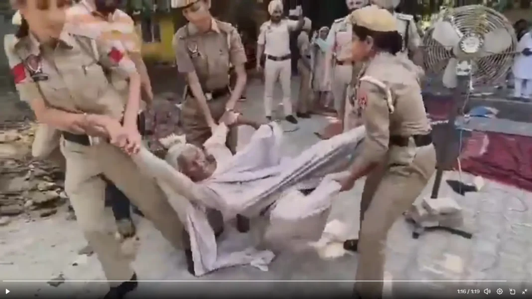 Video देखें… इंसानियत की सीमा लांघी पुलिस… धरने पर बैठे बुजुर्गों को जबरन उठाया, उम्र तक का लिहाज नहीं किया Video देखें… इंसानियत की सीमा लांघी पुलिस… धरने पर बैठे बुजुर्गों को जबरन उठाया, उम्र तक का लिहाज नहीं किया