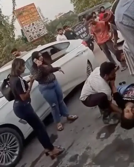 Video देखें… इन्फ्लुएंसर मैड संधू की हत्या : कार वॉशिंग सेंटर पर हमलावरों ने चलाईं गोलियां Video देखें… इन्फ्लुएंसर मैड संधू की हत्या : कार वॉशिंग सेंटर पर हमलावरों ने चलाईं गोलियां