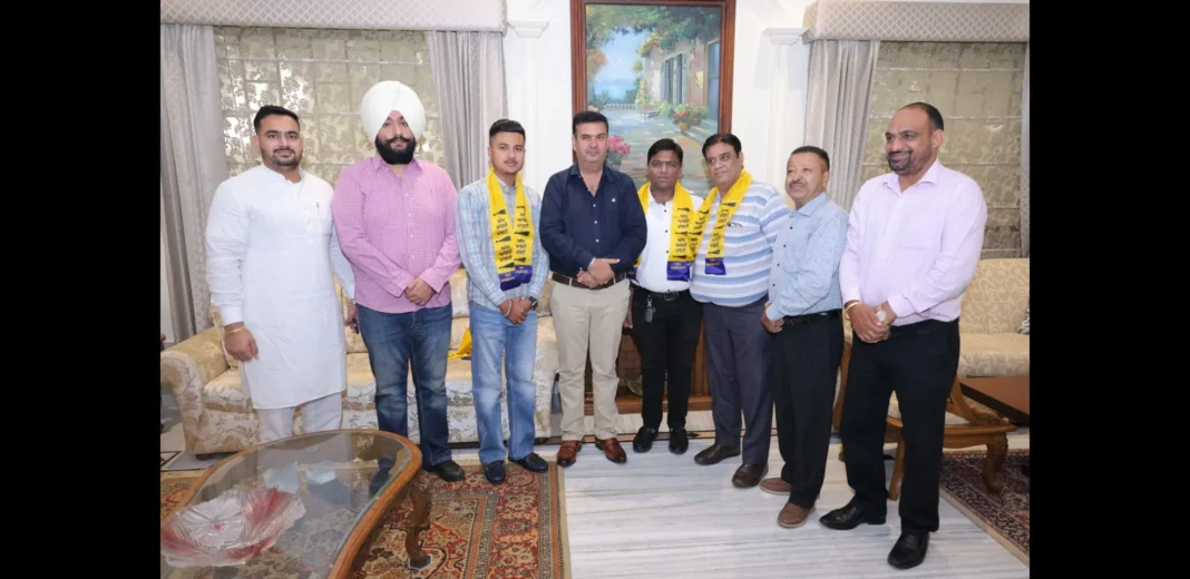 जालंधर नॉर्थ में कांग्रेस को लगा बड़ा झटका, माइक खोसला के भाई राज और भतीजे देवन AAP में शामिल जालंधर नॉर्थ में कांग्रेस को लगा बड़ा झटका, माइक खोसला के भाई राज और भतीजे देवन AAP में शामिल